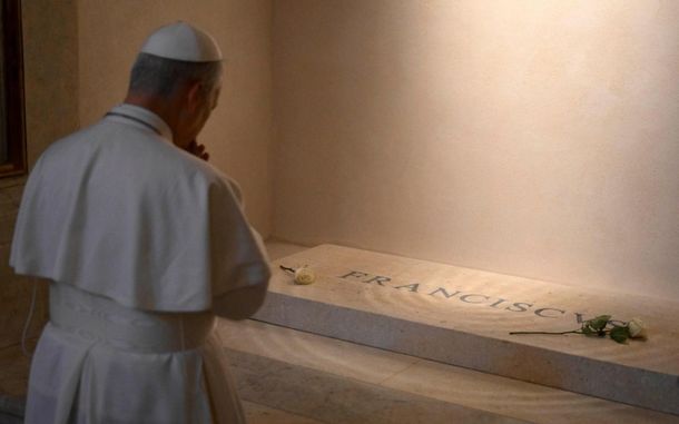 La oración de León XIV ante la sencilla tumba de Francisco.