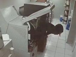 Video: se metió adentro de un cajero, pero no pudo robar nada y fue detenido