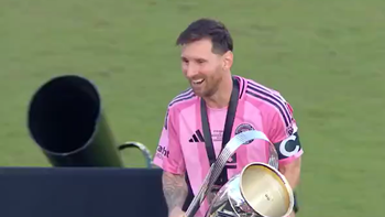Los festejos de Messi. Los festejos de Messi.