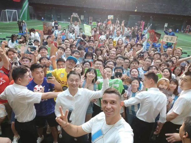 El show de Dibu Martínez en Beijing: sorprendió a una fan y lo compararon con un Teletubbie