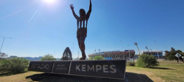 Inauguraron una estatua de 8,5 metros en homenaje a Mario Kempes