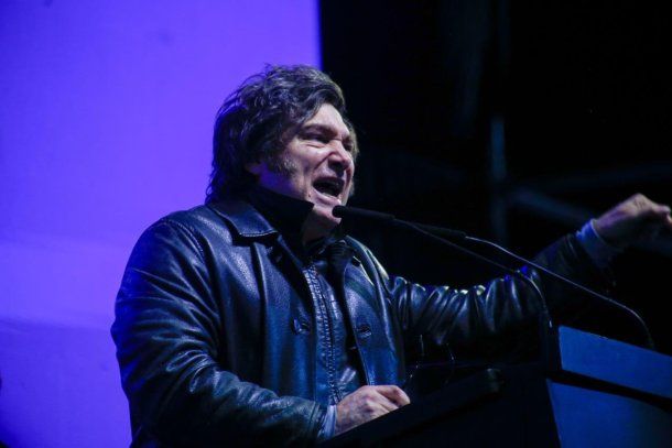 Volvió a violar la veda: Javier Milei publicó una fake news sobre su semivacío cierre de campaña