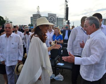 La presidenta Cristina Kirchner junto con su par de Cuba, Raúl Castro.