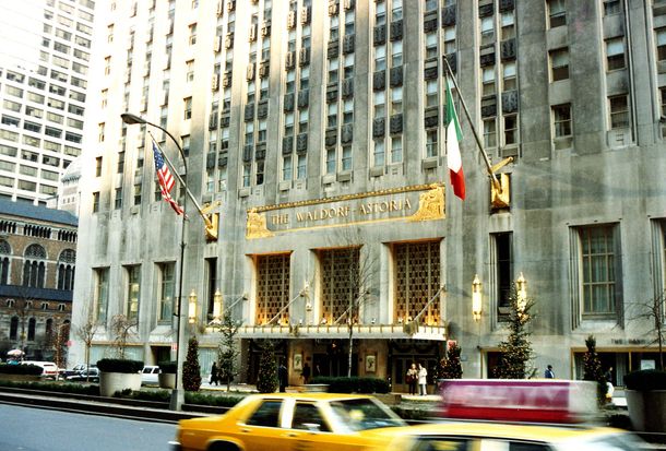 Una venta de película: casi 2 mil millones de dólares por el Waldorf Astoria de Nueva York, el hotel de Mi Pobre Angelito 2