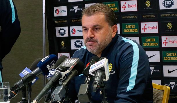 ¿Se postula un argentino? Ange Postecoglou dejó de ser el DT de Australia