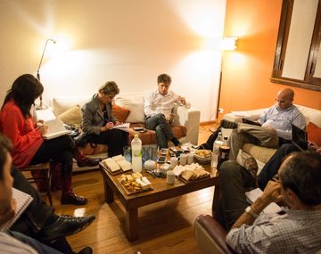 La intimidad Kicillof en el living de su casa junto a periodistas