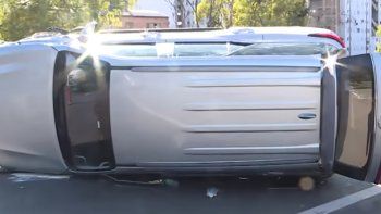 Impresionante choque y vuelco provocó un caos en la avenida General Paz