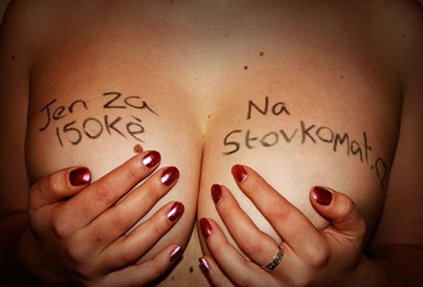 Una mujer ofrece sus senos para uso publicitario