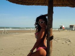 karina jelinek mostro como hace su trabajo hasta en la playa karina jelinek mostro como hace su trabajo hasta en la playa