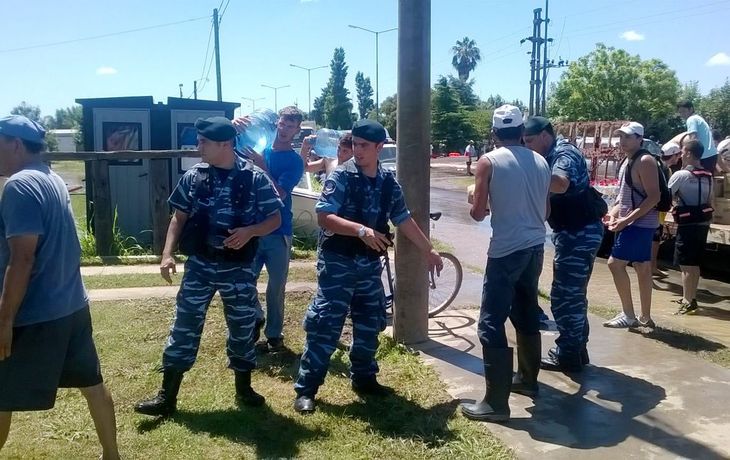 Policía y Defensa Civil colaboran con inundados en La Emilia.