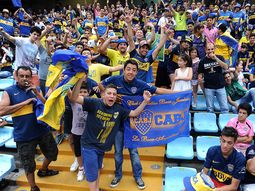 Hincha de Boca hospitalizado al intentar pasar de una bandeja a otra
