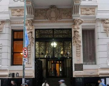 Separaron al profesor del Pellegrini que trató de feminazi a una alumna