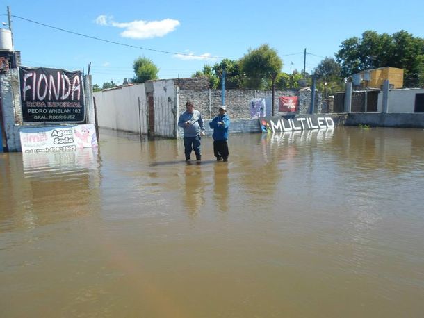 Jugadores, directivos e hinchas de Atlas se unen para sacar agua del estadio