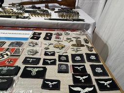 Varios de los elementos nazis incautados en una casa de Gerli Varios de los elementos nazis incautados en una casa de Gerli