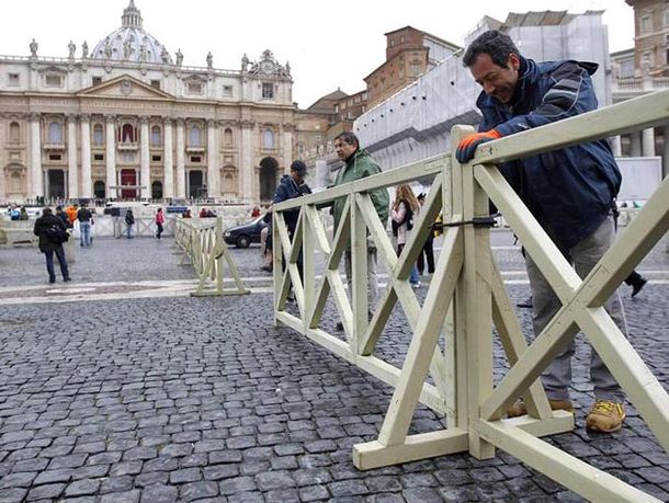 Vaticano: blindaron la plaza San Pedro por amenaza de bomba