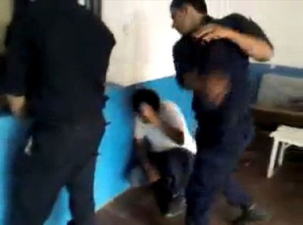 Feroz golpiza de policías a un joven detenido en Salta