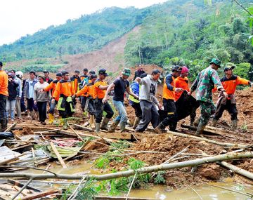 Alud de tierra: 17 muertos y 90 desaparecidos