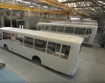 Cerró el mayor fabricante de colectivos y despidió a sus 600 trabajadores