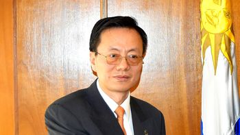 Wang Gang, embajador chino en Uruguay. Wang Gang, embajador chino en Uruguay.