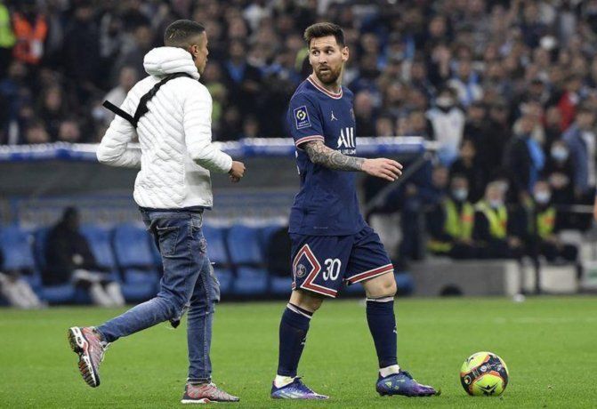 Un hincha invadió el campo de juego e impidió lo que pudo ser un gol de Lionel Messi