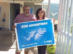 Son argentinas: la campaña casa por casa para recordar a los caídos en Malvinas y ratificar la soberanía