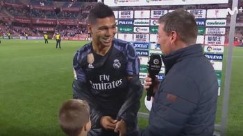Casemiro frenó una entrevista para darle la camiseta a un nene Casemiro frenó una entrevista para darle la camiseta a un nene