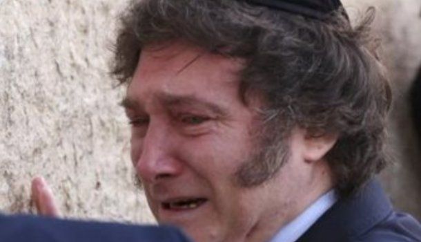 Milei llorando.