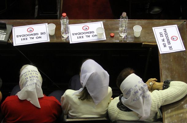 Madres de Plaza de Mayo presencian el debate en Diputados
