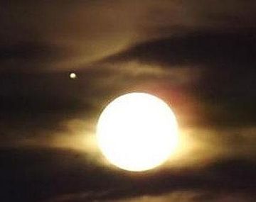 ¿Qué es ese extraño punto brillante al lado de la Luna?