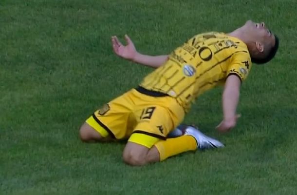 Jacobo Mansila festeja el gol de Olimpo ante Atlético Tucumán