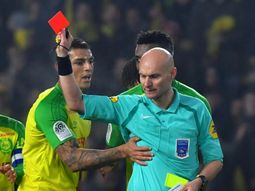 Tony Chapron expulsando a Diego Carlos Tony Chapron expulsando a Diego Carlos