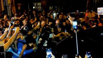 caotico arribo de milei a mar del plata: recibido con protestas, camino por la calle entre empujones y forcejeos caotico arribo de milei a mar del plata: recibido con protestas, camino por la calle entre empujones y forcejeos