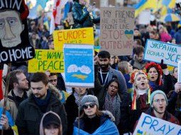 Miles de personas marcharon en apoyo a Ucrania a un año de la guerra con Rusia