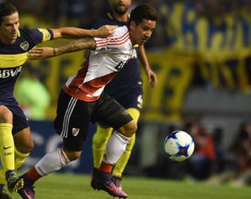 Gago y Driussi disputan la pelota durante el último choque en Mar del Plata