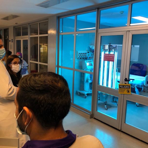 Equipo de desinfecci&oacute;n por radiaci&oacute;n ultravioleta en el Hospital El Cruce