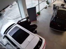 Insólito accidente con auto eléctrico. Insólito accidente con auto eléctrico.