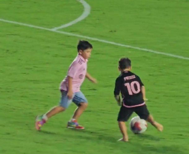 Thiago Mateo Y Ciro Messi Se Divirtieron Jugando Al Fútbol Tras El