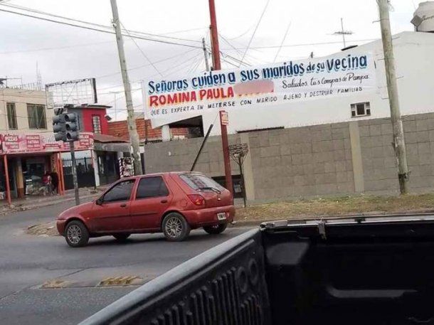 El curioso pasacalles que apareció en Quilmes: Señoras, cuiden a sus maridos...