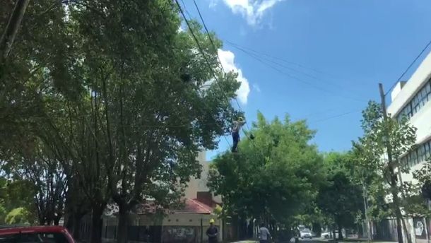 VIDEO: Hizo equilibrio sobre los cables en plena calle