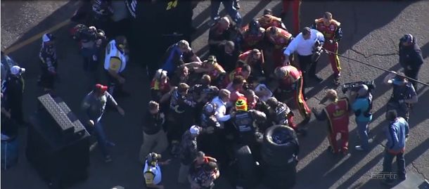 Choque, escándalo y batalla campal en la serie Nascar