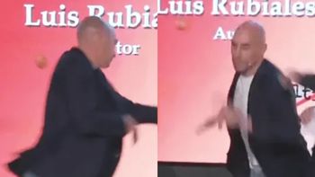 video: rubiales fue atacado a huevazos durante la presentacion de su libro video: rubiales fue atacado a huevazos durante la presentacion de su libro