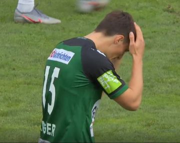 Insólito: un jugador hizo un golazo en contra desde ¡60 metros!