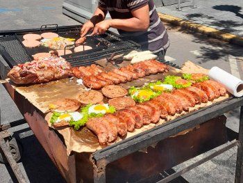 Cuánto cuesta comer un chori en el acto de la Plaza de Mayo