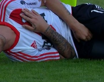 El delantero se revuelca del dolor