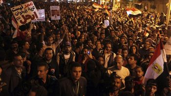 manifestantes egipcios intentan tomar el palacio presidencial manifestantes egipcios intentan tomar el palacio presidencial