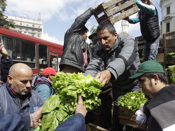 El verdurazo: la gente se amontonó por acelga y verdeo gratis