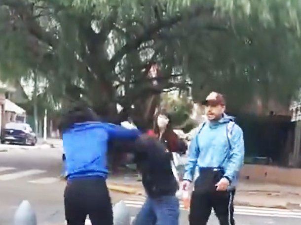 Un padre alentó a su hija en una pelea en Ramos Mejía: Pegale como te enseñé