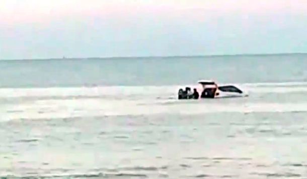 Insólito: robó un auto y tuvieron que rescatarlo en medio del río en Punta Lara