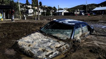 Un auto quedó incrustado en el suelo de Barrio Laprida Un auto quedó incrustado en el suelo de Barrio Laprida