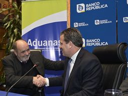 El DirectorNacional de Aduanas, Jaime Borgiani, y el presidentedel BROU, Salvador Ferrer, suscribieron el acuerdo. El DirectorNacional de Aduanas, Jaime Borgiani, y el presidentedel BROU, Salvador Ferrer, suscribieron el acuerdo.